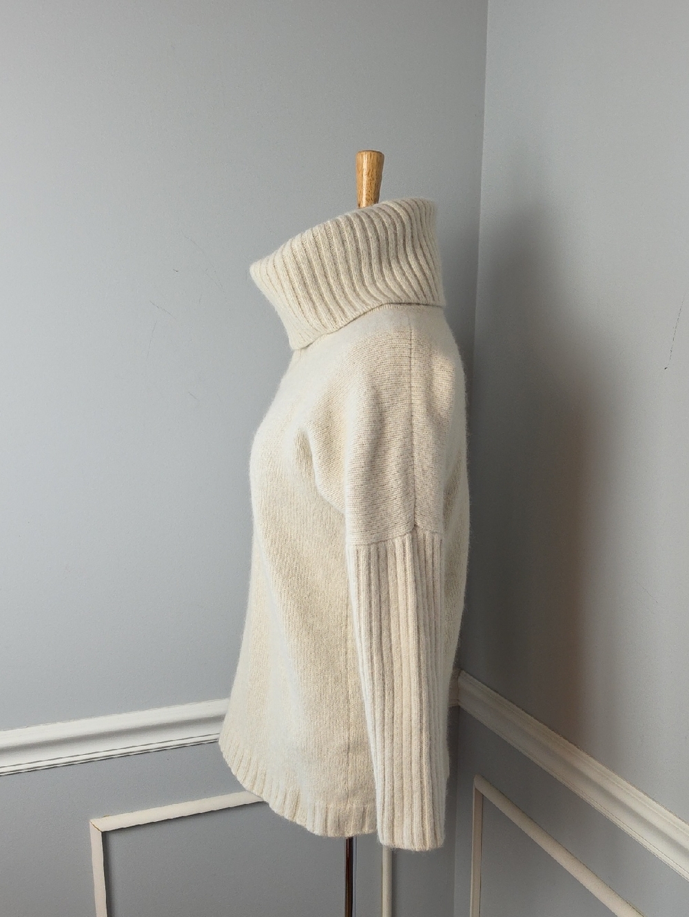 JOHNSTONS OF ELGIN Superfine Wool Angora Blend Cream Chunky Turtleneck Sweater M - Picture 2 of 7